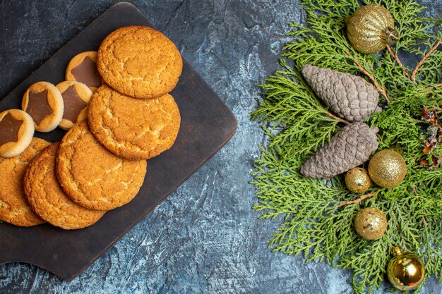 Vista superior deliciosas galletas con juguetes y rama verde