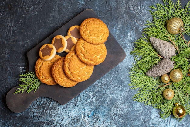 Vista superior deliciosas galletas con juguetes y rama verde