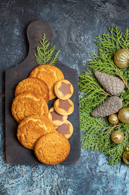 Vista superior deliciosas galletas con juguetes y rama verde