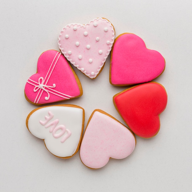 Vista superior de deliciosas galletas de san valentín