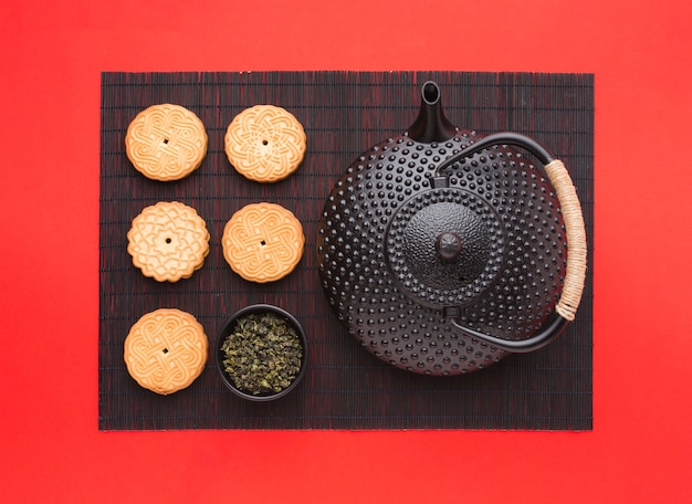 Foto gratuita vista superior deliciosas galletas con tetera