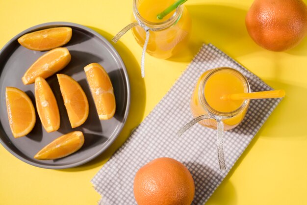 Vista superior deliciosas naranjas sobre la mesa