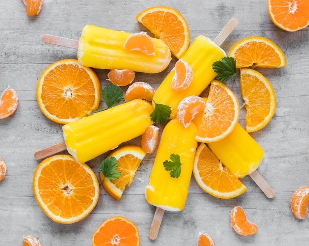 Vista superior de deliciosas paletas con menta y naranja