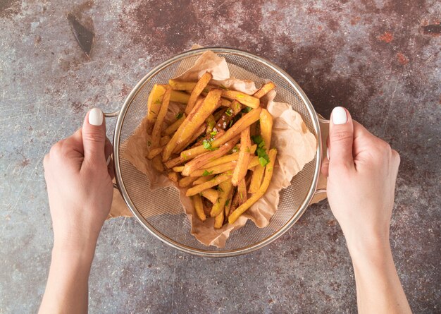 Vista superior deliciosas papas fritas en un tazón