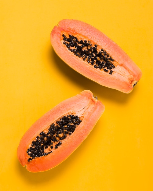 Vista superior deliciosas papayas listas para ser servidas
