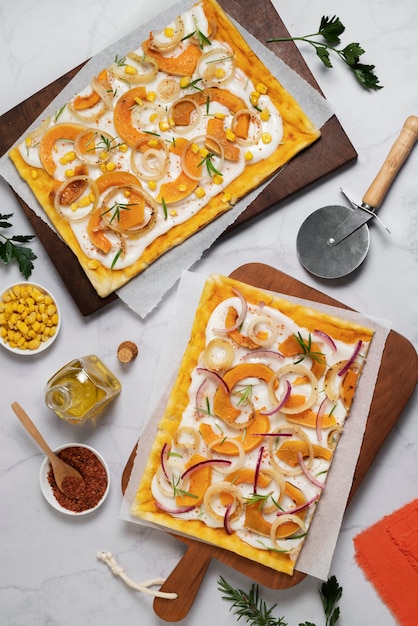 Foto gratuita vista superior deliciosas pizzas cuadradas