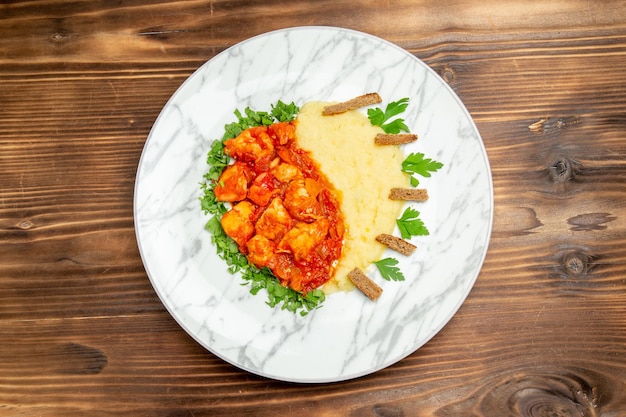 Vista superior de deliciosas rebanadas de carne con puré de patatas y verduras en un escritorio de madera, carne, pan, comida, patata, color de los alimentos