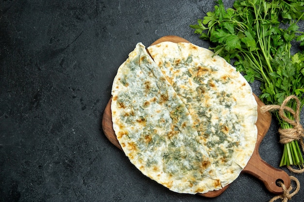 Vista superior deliciosas rebanadas de masa cocida de qutabs con verduras dentro en el espacio gris