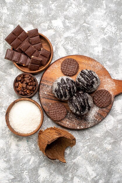 Vista superior de deliciosas tortas de bolas de chocolate con galletas en superficie blanca