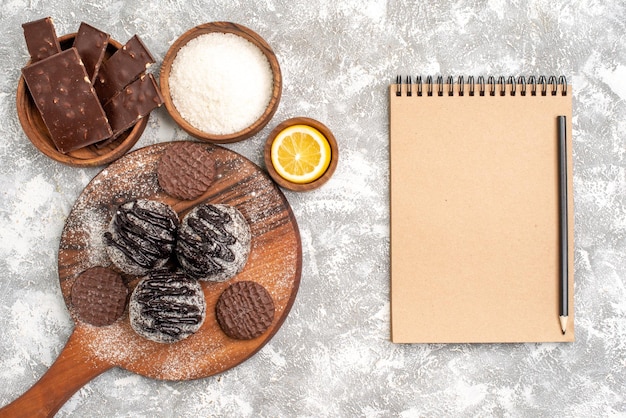 Vista superior de deliciosas tortas de bolas de chocolate con galletas en superficie blanca