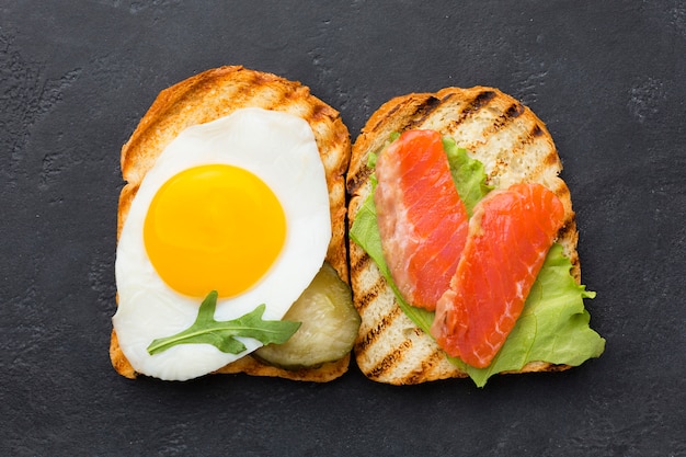 Foto gratuita vista superior deliciosas tostadas saludables