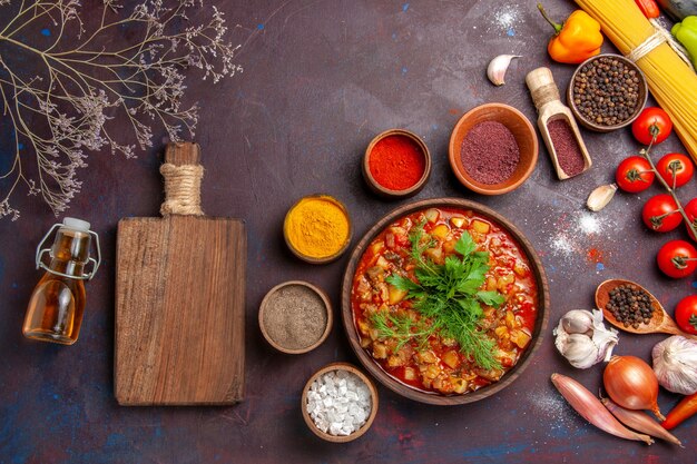 Vista superior deliciosas verduras cocidas en rodajas con diferentes condimentos en la salsa de comida de comida de sopa de fondo oscuro