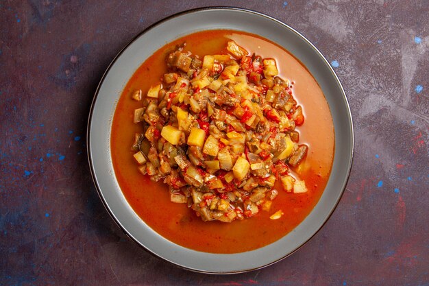 Vista superior deliciosas verduras cocidas en rodajas con salsa sobre fondo oscuro sopa de salsa comida comida vegetal