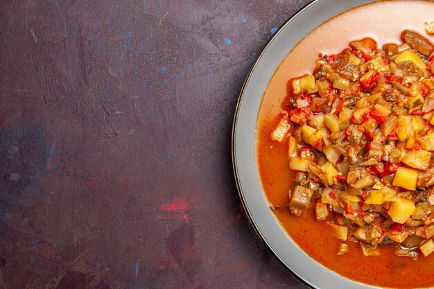 Vista superior deliciosas verduras cocidas en rodajas con salsa sobre fondo oscuro sopa de salsa comida comida verduras