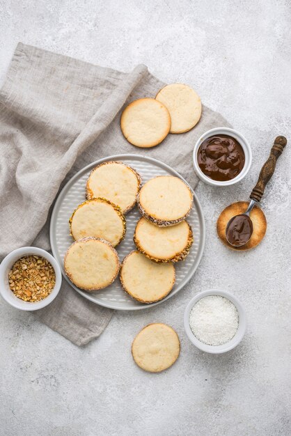 Vista superior del delicioso arreglo de alfajores