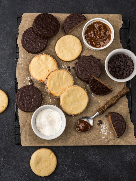 Vista superior del delicioso arreglo de alfajores