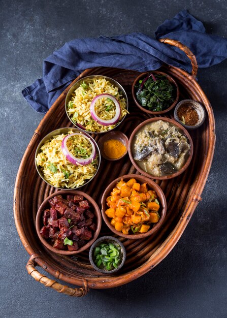 Vista superior del delicioso arreglo de comida de Pakistán en una canasta