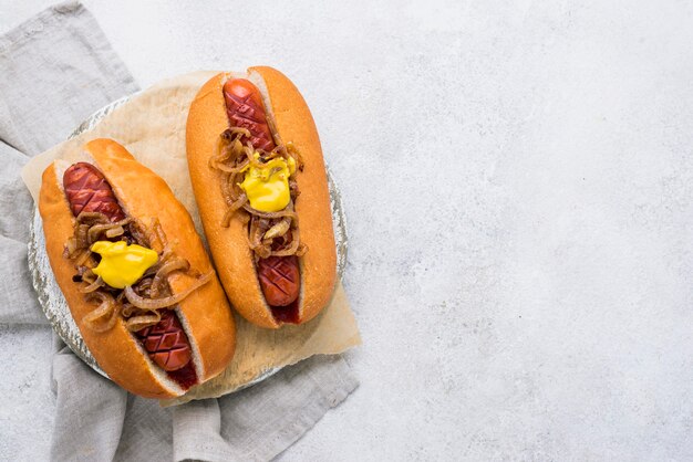 Vista superior del delicioso arreglo de hot dogs