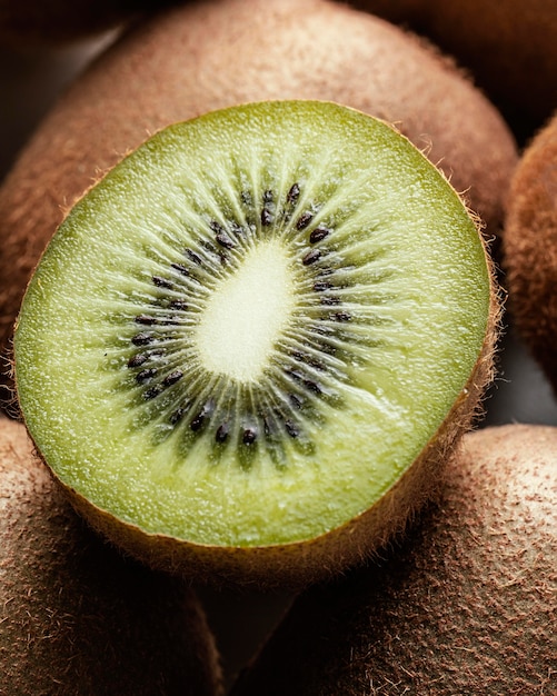 Vista superior del delicioso arreglo de kiwi