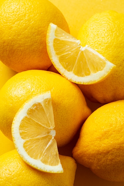 Vista superior delicioso arreglo de limones