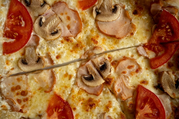 Vista superior delicioso arreglo de pizza