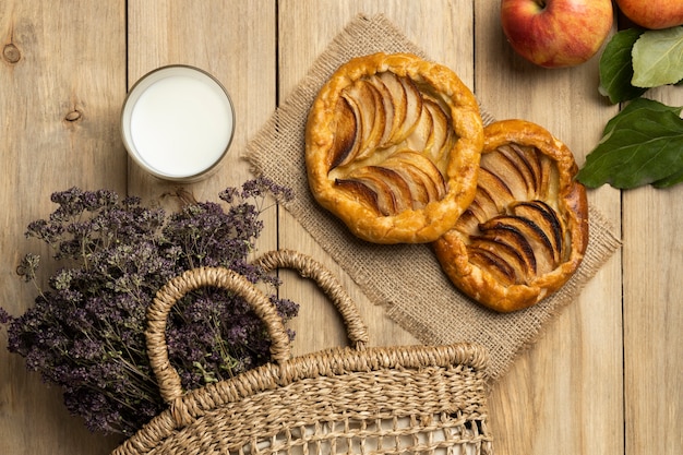 Foto gratuita vista superior del delicioso arreglo de postres