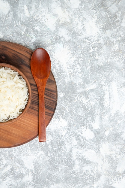 Vista superior delicioso arroz cocido dentro de la placa en blanco