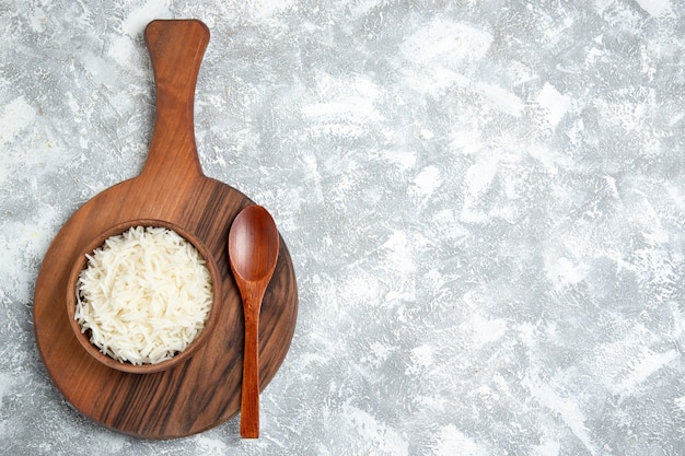 Foto gratuita vista superior del delicioso arroz cocido dentro de la placa en el escritorio blanco