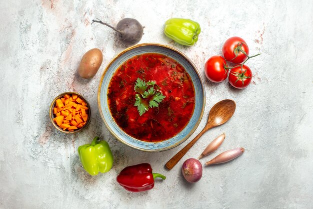 Vista superior delicioso borsch famosa sopa de remolacha ucraniana sobre piso blanco sopa de verduras comida cena