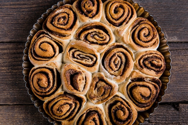 Foto gratuita vista superior del delicioso concepto de rollos de canela