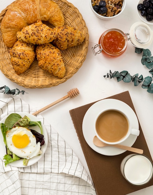 Vista superior delicioso desayuno con cruasanes y café