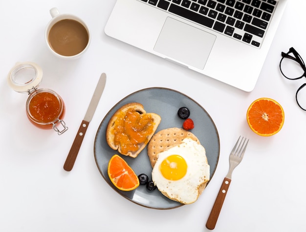 Foto gratuita vista superior delicioso desayuno con huevo