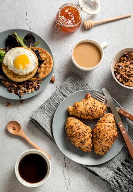 Vista superior delicioso desayuno listo para ser servido