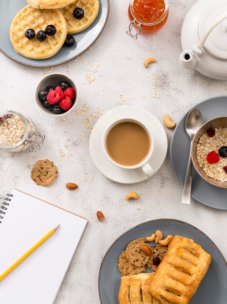 Vista superior delicioso desayuno listo para ser servido