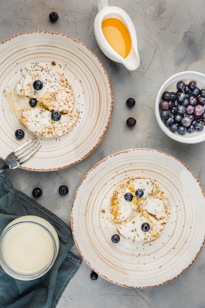 Foto gratuita vista superior delicioso desayuno listo para ser servido