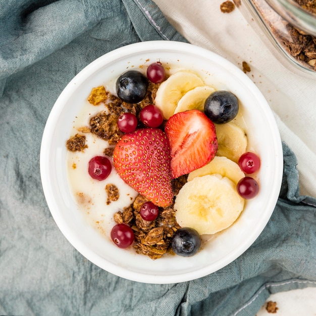 Vista superior delicioso desayuno tazón con frutas