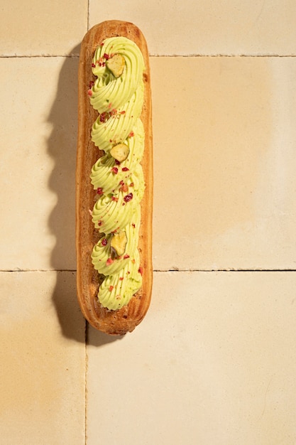 Vista superior delicioso eclair con crema