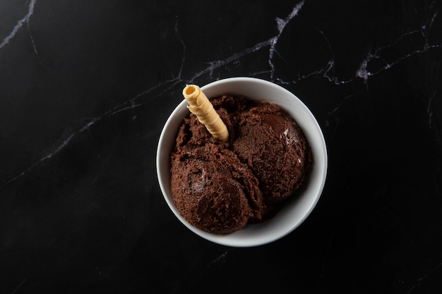 Foto gratuita vista superior delicioso helado de chocolate bodegón