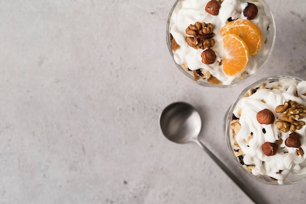 Foto gratuita vista superior delicioso helado con jarabe y fruta