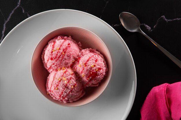 Vista superior delicioso helado rosa bodegón