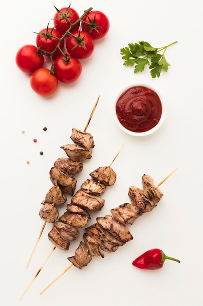 Foto gratuita vista superior del delicioso kebab con tomates y salsa de tomate