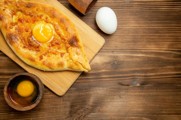 Vista superior delicioso pan de huevo al horno en pan de mesa de madera marrón hornear huevo de desayuno