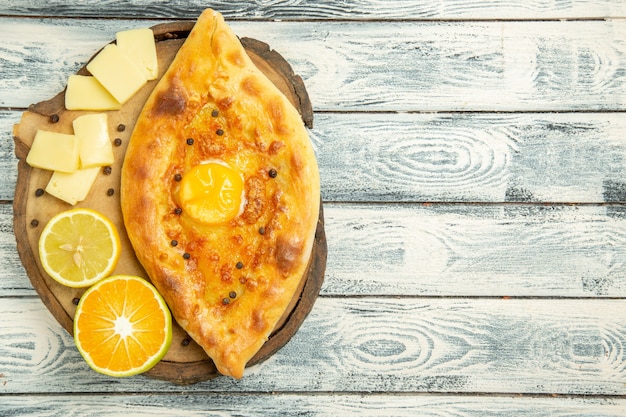 Vista superior delicioso pan de huevo al horno con queso en escritorio rústico