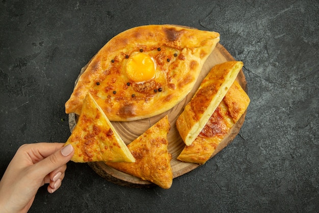 Vista superior del delicioso pan de huevo al horno en rodajas en un espacio gris