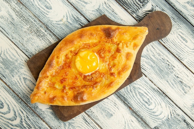 Vista superior delicioso pan de huevo horneado en espacio rústico gris