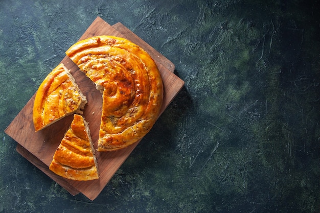 Foto gratuita vista superior del delicioso pastel de carne en tablero de madera