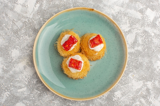 Foto gratuita vista superior del delicioso pastel con crema blanca y mermelada roja