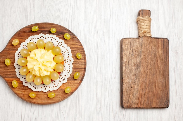 Foto gratuita vista superior delicioso pastel de crema con uvas verdes en el escritorio blanco pastel de postre de fruta galleta pastel de galleta