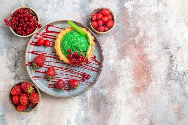 Vista superior delicioso pastel cremoso con frutas frescas en la mesa de luz pastel de postre de galleta dulce
