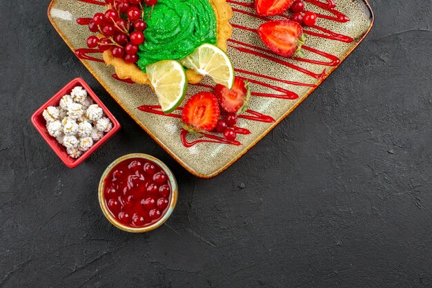 Vista superior delicioso pastel cremoso con frutas